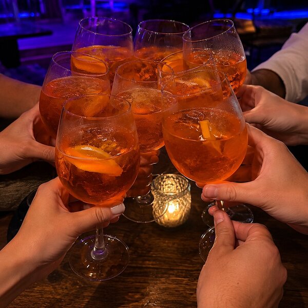 Anstossen mit Aperol Spritz in der Action Zone im Wollhouse Heilbronn