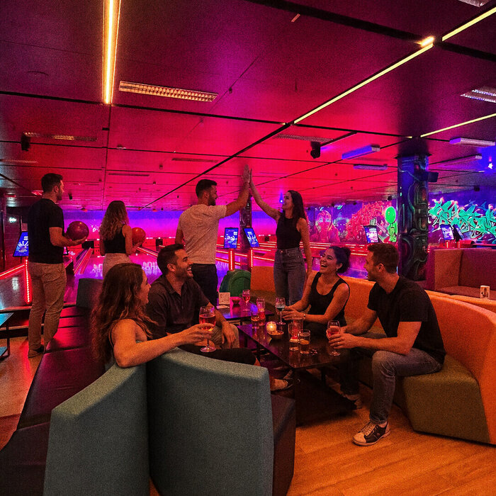 Gruppe beim Bowling-Abend in der Action Zone im Wollhouse Heilbronn