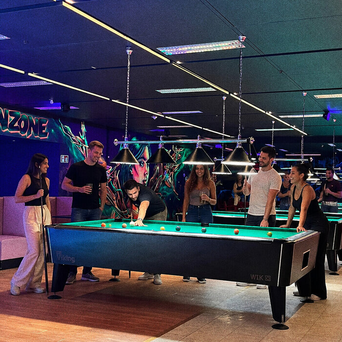 Freunde beim Billardspiel in der Action Zone im Wollhouse Heilbronn