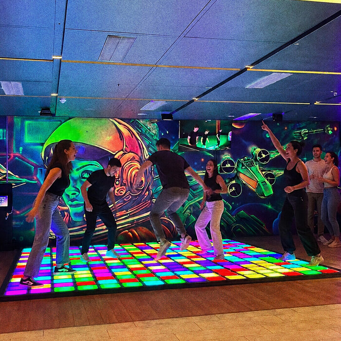 Gruppe beim Highscore-Duell im Pixel-Games-Bereich der Action Zone im Wollhouse Heilbronn