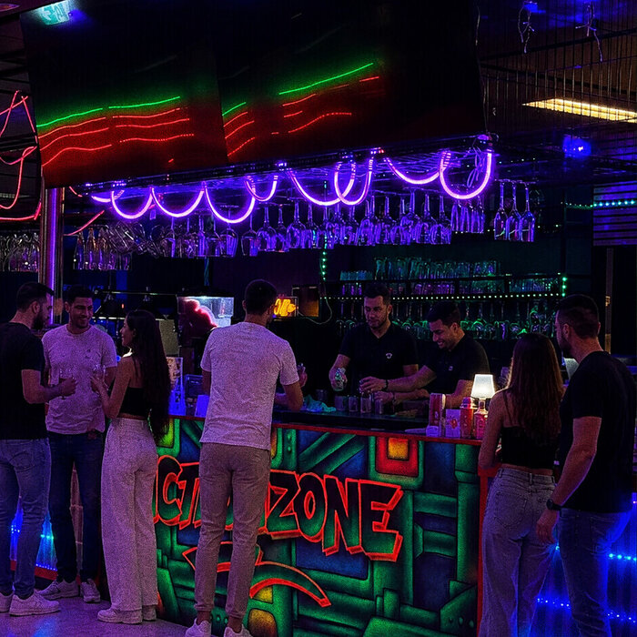 Gruppe an der Bar in der Action Zone im Wollhouse Heilbronn