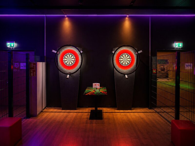 Steel Darts &mdash; zwei Dart-Bahnen mit LED-Scheiben und Scolia-Pro-Scoring in der Action Zone Wollhouse Heilbronn