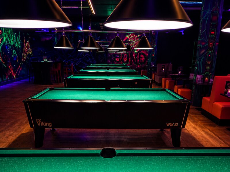 Billard &mdash; Tische vor der Wollhouse-Graffiti-Wand in der Action Zone Heilbronn