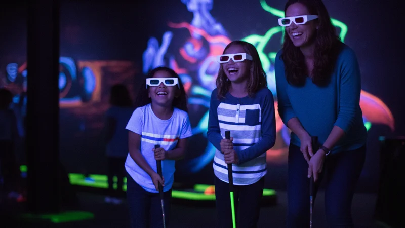 Schwarzlicht-Minigolf in der Action Zone im Wollhouse Heilbronn