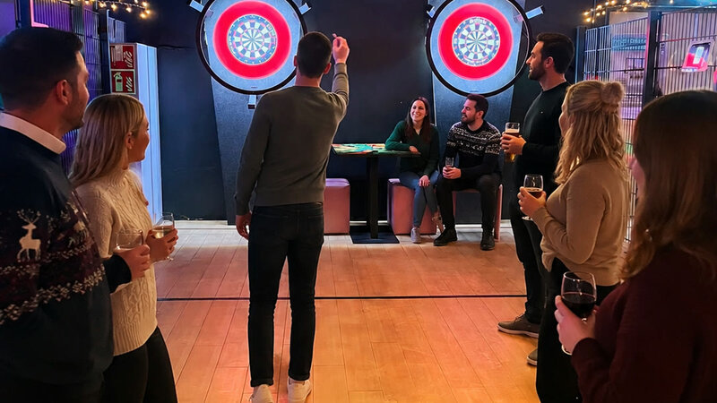 Kollegen feiern Weihnachtsfeier beim Darts in der Action Zone im Wollhouse Heilbronn