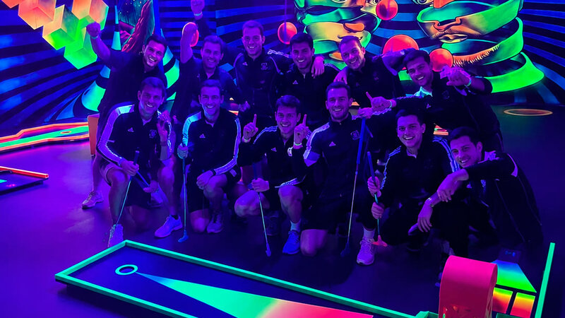 Vereinsgruppe beim Schwarzlicht-Minigolf in der Action Zone im Wollhouse Heilbronn