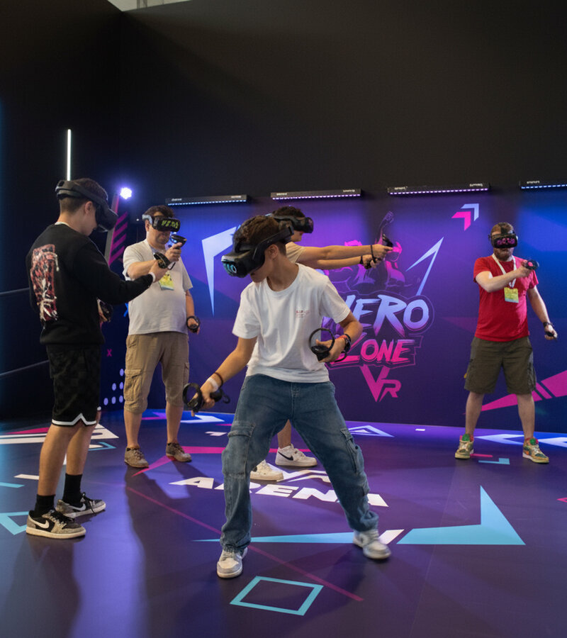 Gruppe mit VR-Brillen in der VR-Arena im Wollhouse Heilbronn