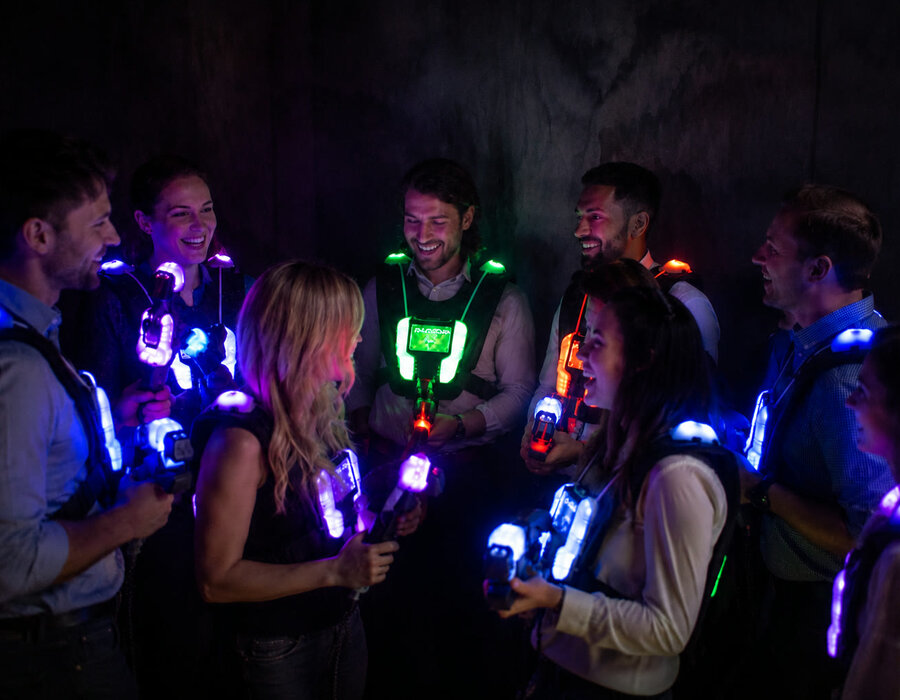 Kollegen feiern einen LaserTag-Sieg in der Action Zone im Wollhouse Heilbronn
