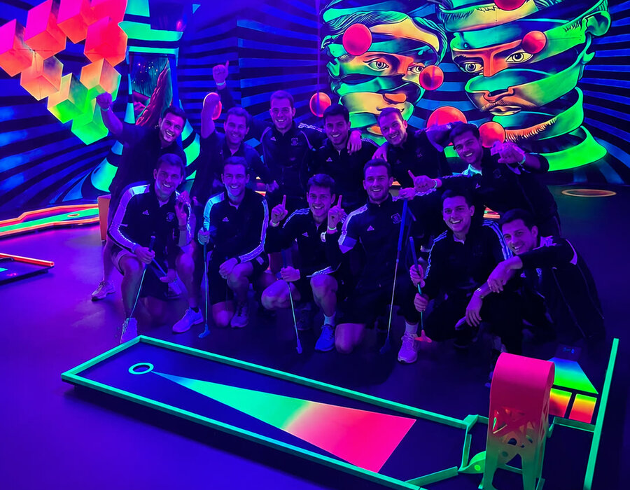 Vereinsgruppe beim Schwarzlicht-Minigolf in der Action Zone im Wollhouse Heilbronn
