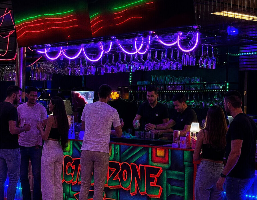 Azubi-Gruppe an der Sport-Bar in der Action Zone im Wollhouse Heilbronn