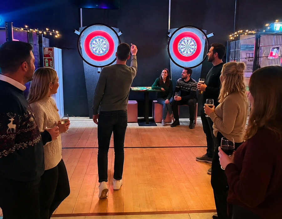 Kollegen feiern Weihnachtsfeier beim Darts in der Action Zone im Wollhouse Heilbronn
